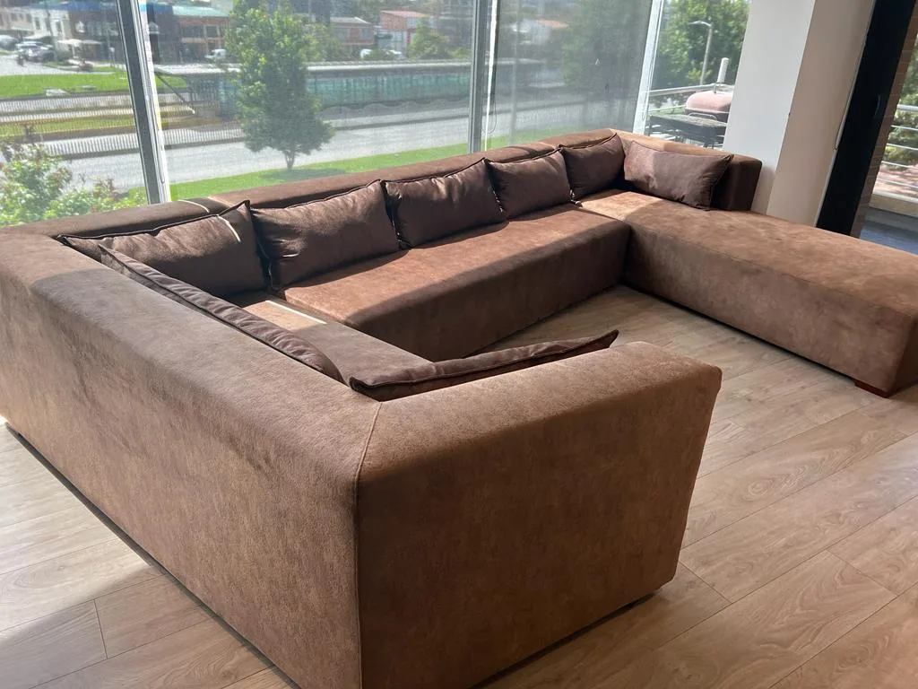 Sofá chaiselongue tapizado en taller en Madrid